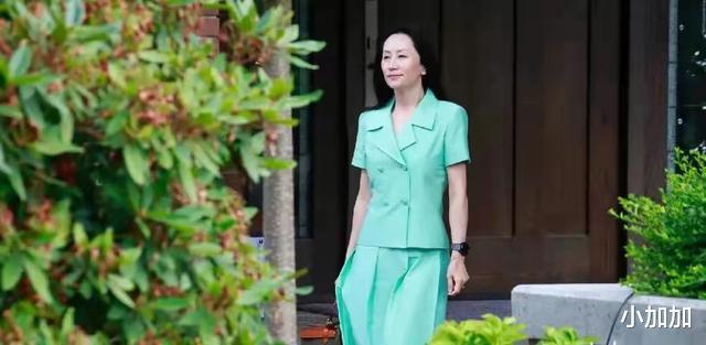 孟晚舟|孟晚舟暌违四年出席发布会,胸前蝴蝶结亮眼,她穿搭从没让人失望