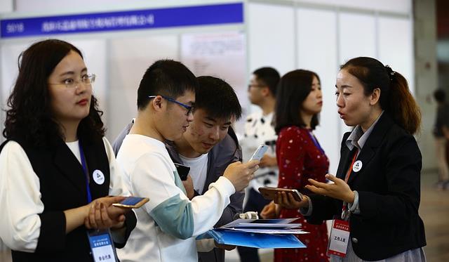 离职|职场里这几件事别轻易透露，“看人下菜碟”的同事，大有人在