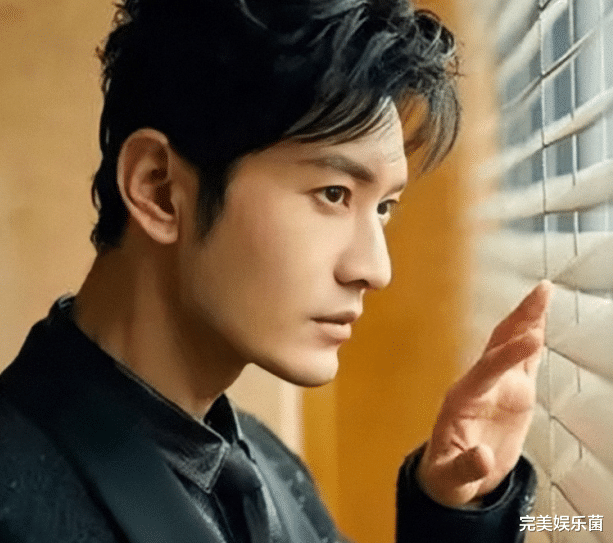 黄晓明|黄晓明绯闻后带娃露面，全程看手机显佛系，小海绵蹦蹦跳跳超活泼