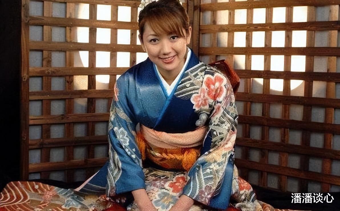 日本女子“新婚之夜”,涂黑牙还剃光眉毛,网友:还好没出生在那