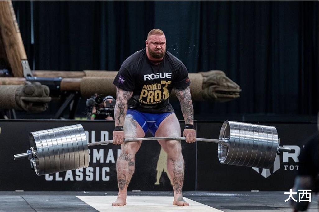 大力士|2米05大力士魔山：娱乐圈大红，进拳击界也成功，迎娶1米6娇妻