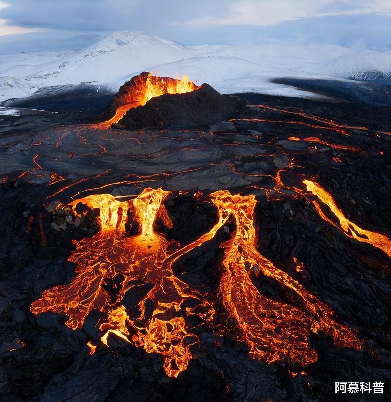 今年灾难还没结束？冰岛火山群突然喷发，难道地球正在清除人类？