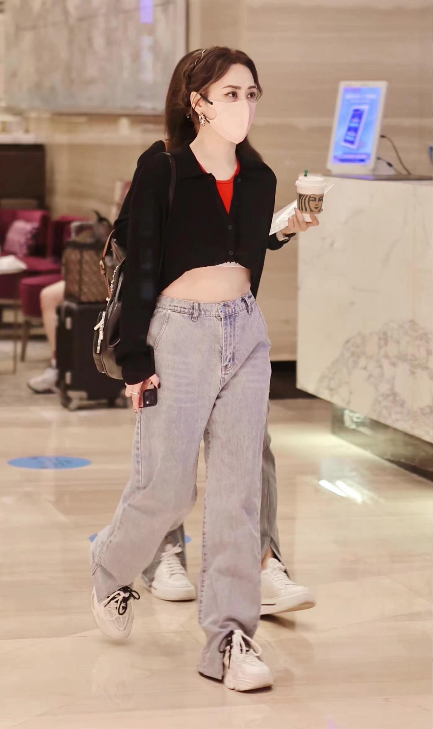 穿衣搭配 阿娇瘦身成功真上镜，穿短上衣秀出小蛮腰，纤腰长腿像是变了个人