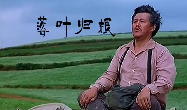 田曦薇|《落叶归根》:农工千里背尸,看似荒诞的背后,却是对人性的审判