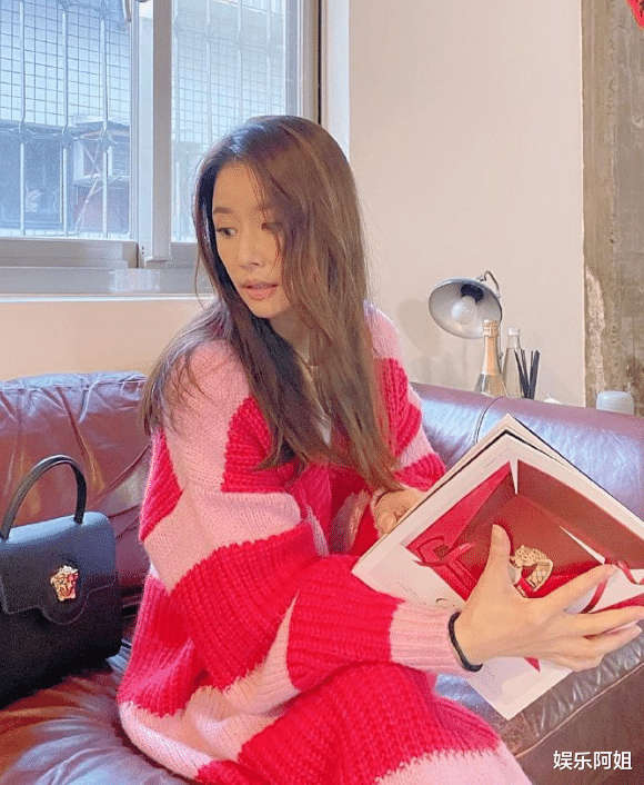 林心如|45岁林心如晒美照营业!穿毛衣躺沙发知性温柔,状态妥妥慕了