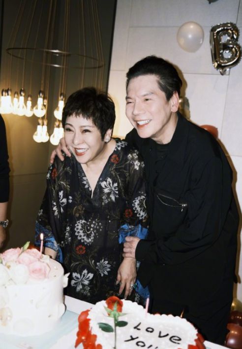 向佐|38岁向佐晒照庆生,郭碧婷甜蜜出镜,向华强笑容满面