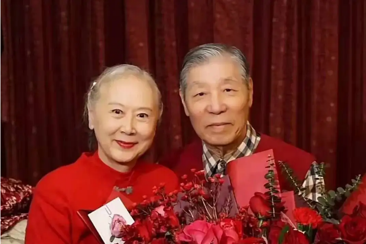 刘长瑜|“李铁梅”刘长瑜，一任丈夫早逝，二任丈夫踏实，儿子的平凡是骄傲！