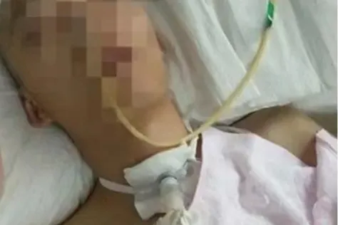 2019年,母亲看到儿子坐在10楼窗沿上抽烟,吓得急忙跑过去抱住他