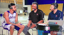 |“从领导办公室出来的女同事，这衣服怎么还穿反了？”