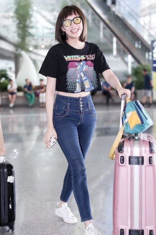 焦恩俊女儿都这么大了，穿露脐装又酷又辣，简直和爸爸一个模子刻出来的