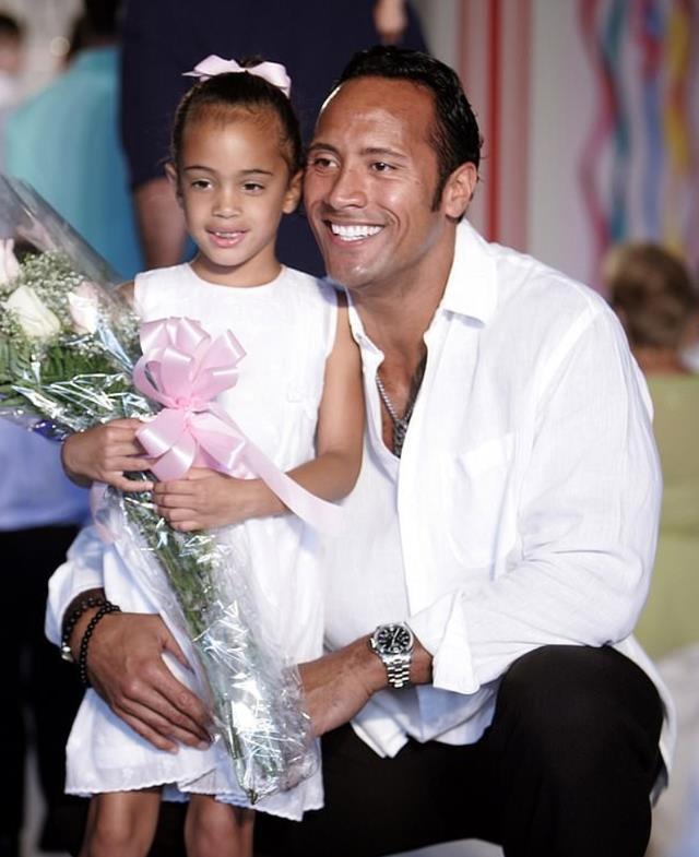 迪士尼公主|巨石强森的3个女儿:都避开了父亲的“基因”,漂亮如迪士尼公主