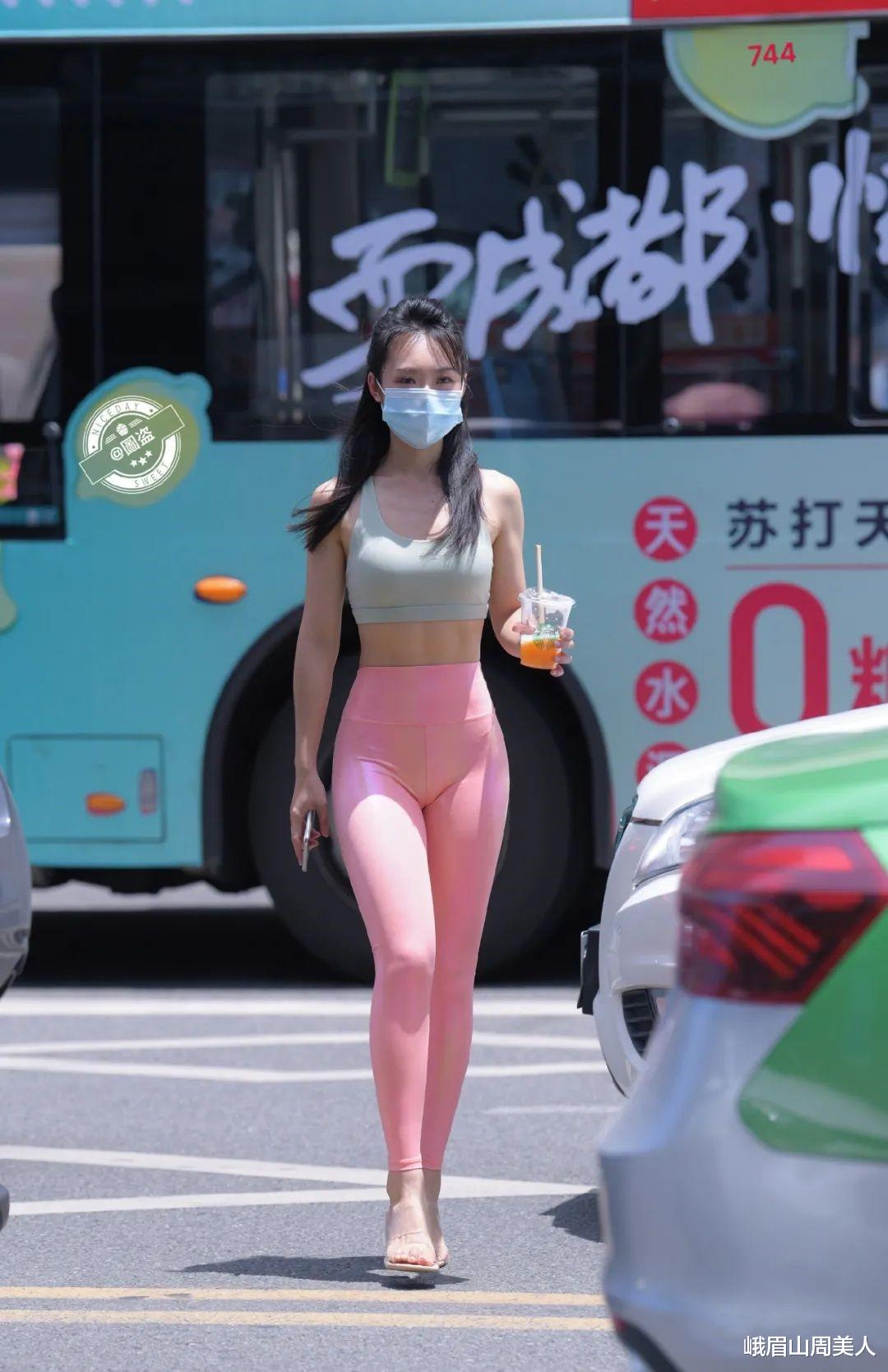 “腿粗、胯宽”的女人，这3种裤子再火也别穿！显胖不说还很廉价