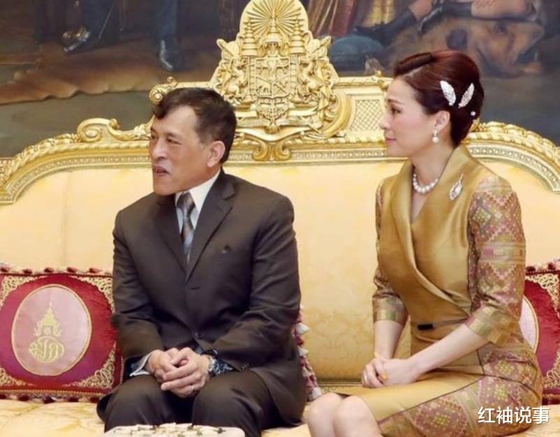 初恋脸|20岁提拉蓬罕见穿裙子，学生时代笑容腼腆，“初恋脸”迷住泰王