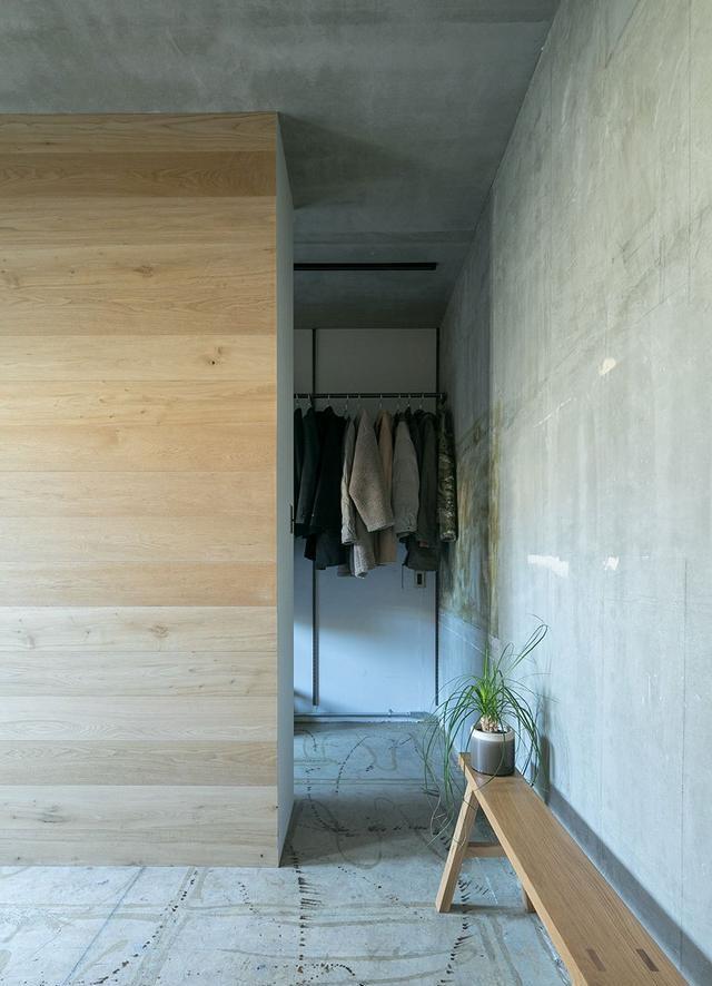 不顾反对买下一层复式公寓，毛坯墙＋水泥地，装修花费不到10万