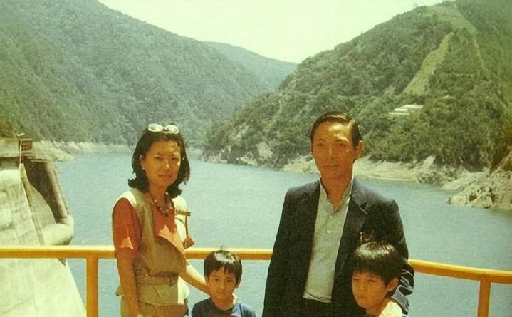 人物设定|蒋家第四代蒋友柏:“好丈夫”人设崩塌,婚内出轨助理,抛弃发妻