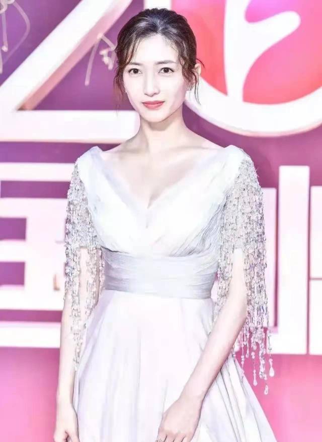 江疏影|江疏影穿尖领连衣裙亮相,被指“长相变化太大”,引起网友热议