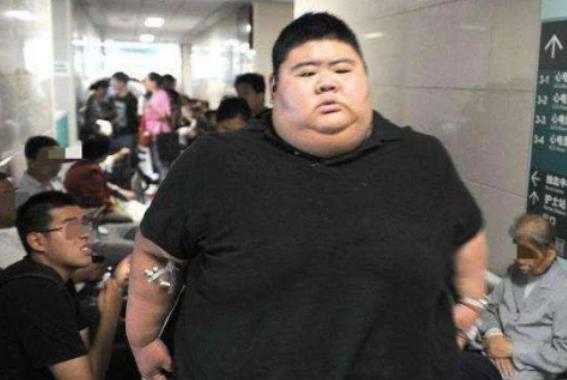 他是“中国第一胖”,为减肥切胃也没用,却因爱情一年减400斤
