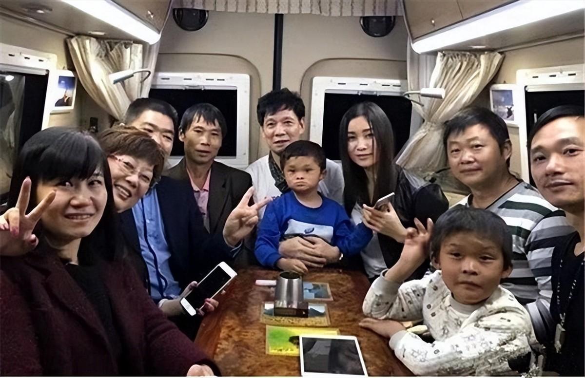 铁嘉欣:七岁“微笑女孩”走红,父母因此为她拒绝100万的签约!