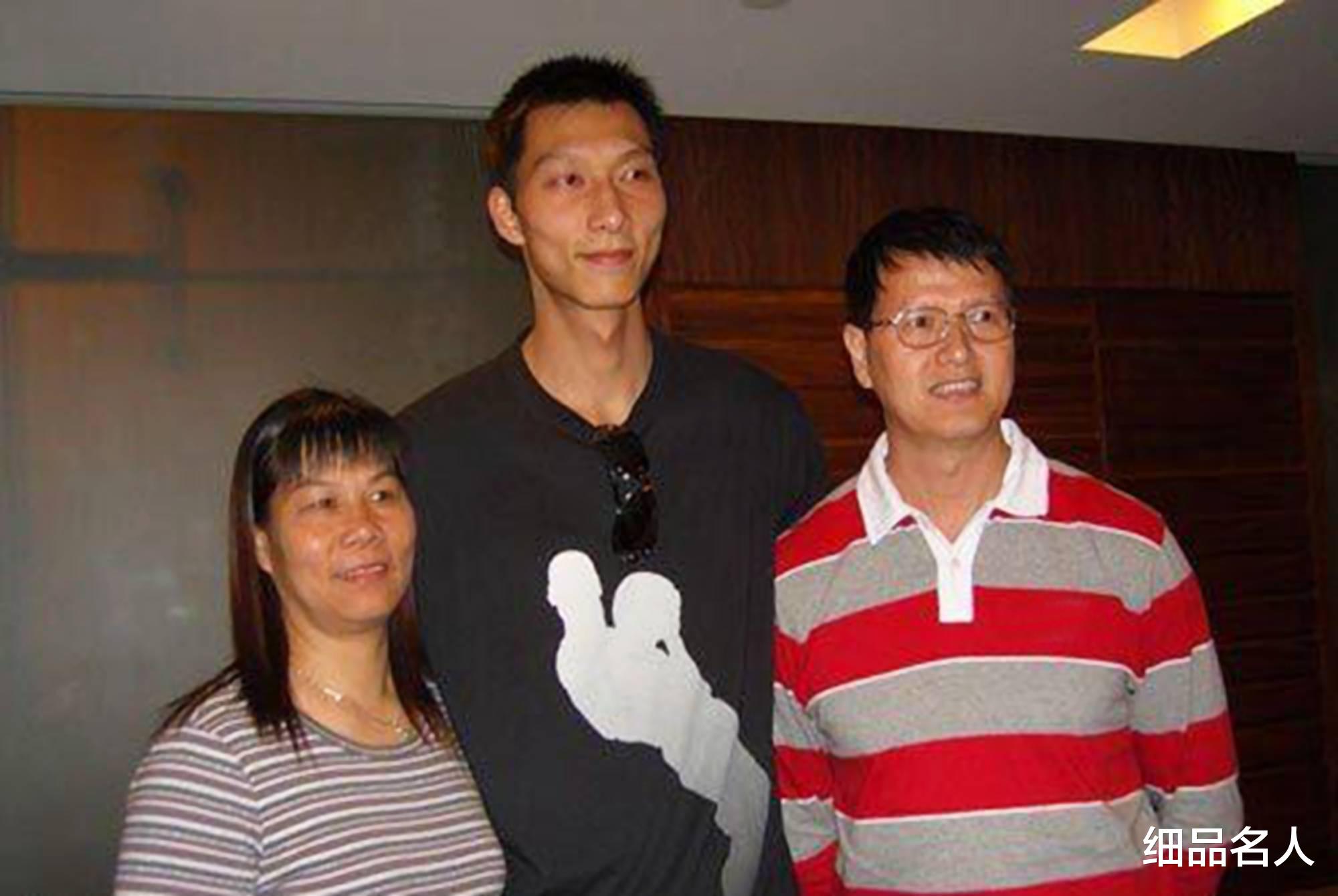 易建联|篮球名将易建联：父亲的6双球鞋让他泪目，娶名模妻子生两个儿子