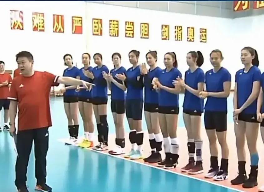袁心玥|从图片中队员站位判断其司职位置不靠谱，袁心玥成队长基本无虞