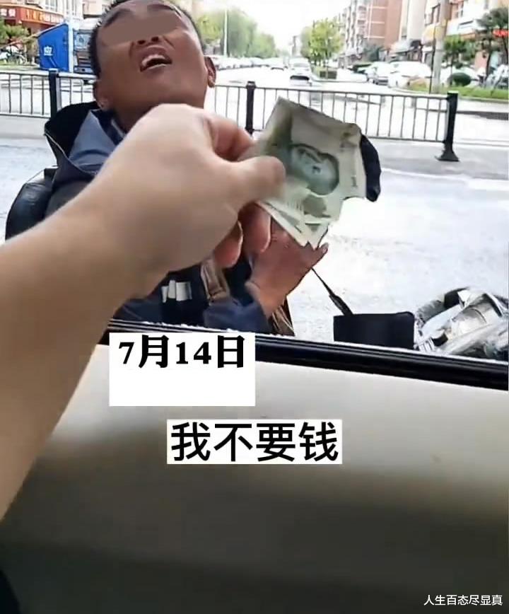 我不是要饭的!男子坐轮椅强买强卖,一张光盘要100,不买就撞车