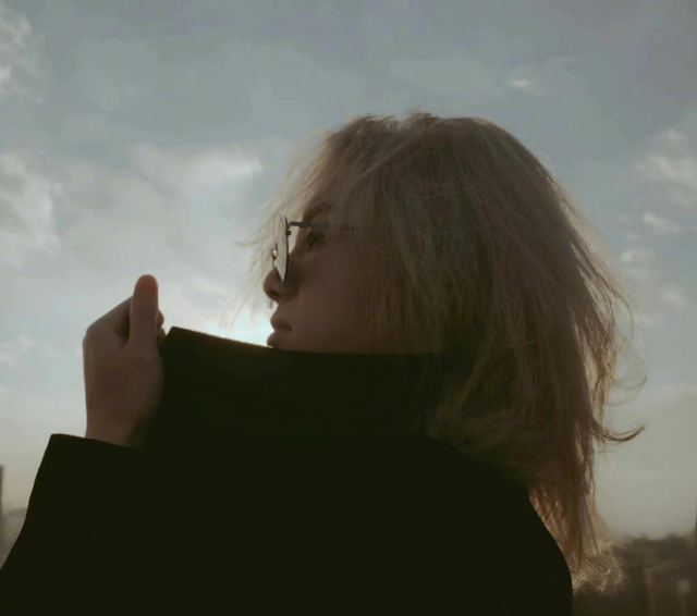 |华晨宇在社媒晒出金发六连拍,搭配墨镜和黑衣,大批女粉丝直呼老公