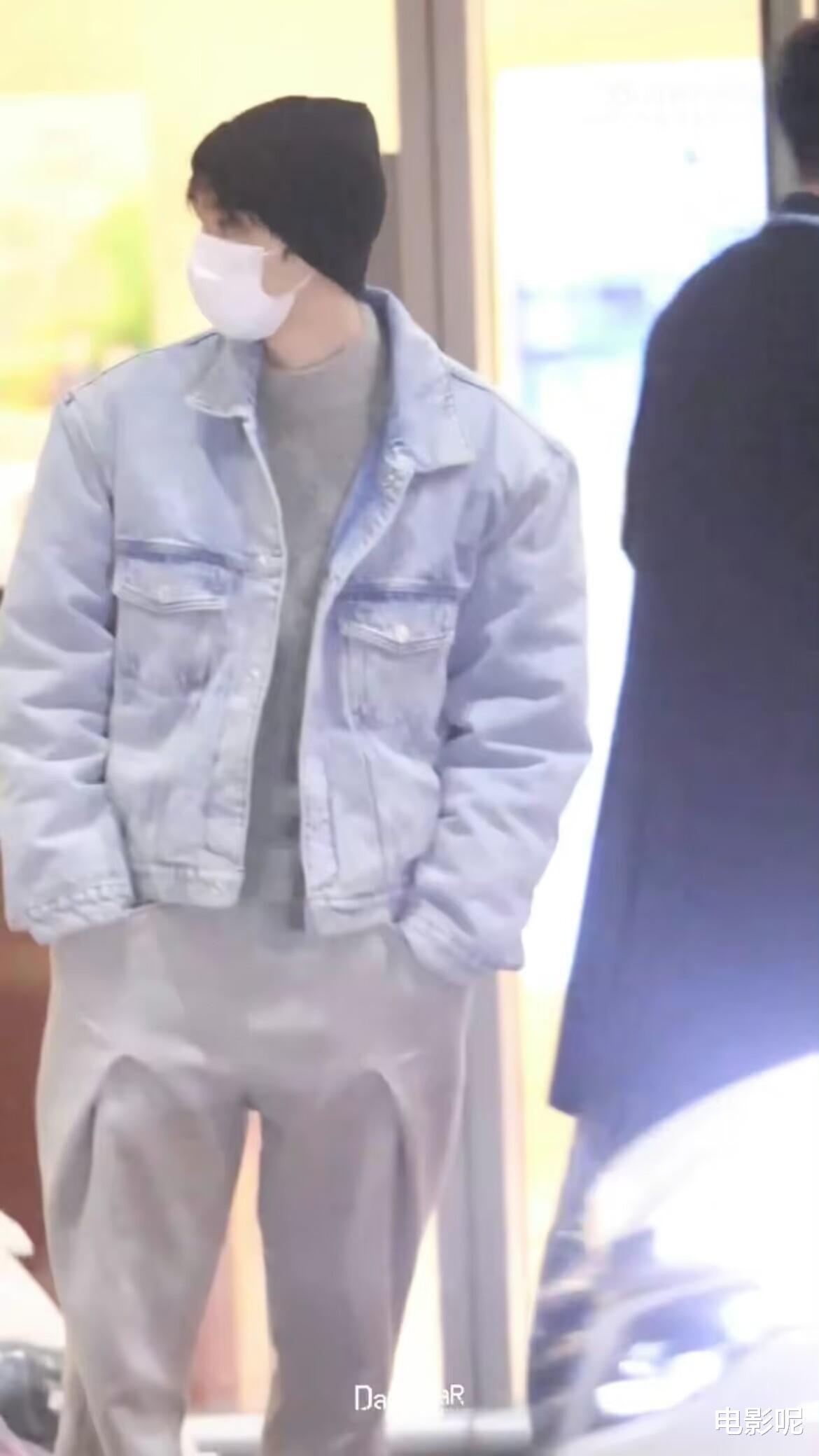 王俊凯|王俊凯复工机场图,毛线帽牛仔外套,化身双开门冰箱的偶像男主