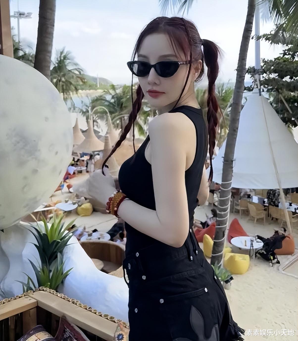 李小璐|10岁甜馨在三亚游玩，站在游艇上自拍，李小璐打扮超年轻