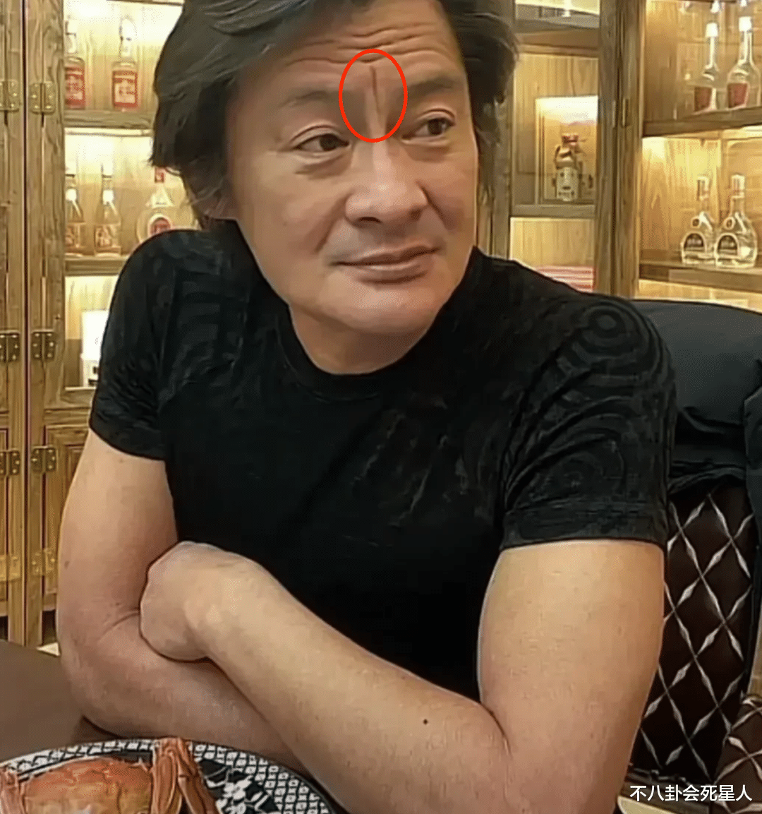 景冈山|55岁景冈山近照，满脸树皮纹，每天两三斤白酒，曾醉到在阳台小便