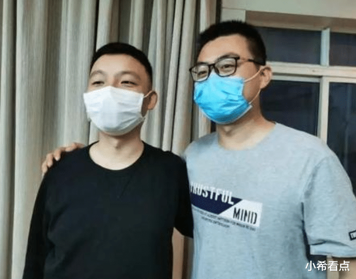 许敏|许敏等人游览包公祠，含义不言而喻，杜：身正不怕影斜，随你们！