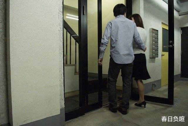 河南41岁女老板恋上小19岁下属,50岁为其生下3胞胎,如今怎样?