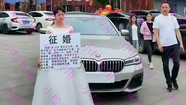 四川成都：女孩穿婚纱在街头征婚，有房有车有公司，但要求有点高