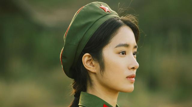 杨采钰|与大30岁的刘亦菲干爹相恋，杨采钰比刘亦菲年纪小，资源越来越好