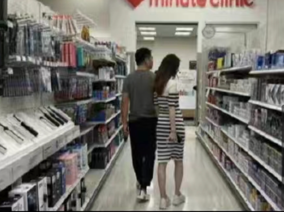 章泽天|29岁章泽天疑似怀二胎!挺孕肚和老公国外逛超市,贴身牵手好恩爱