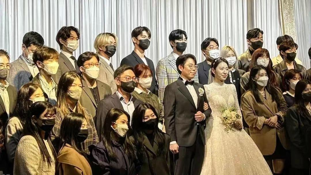 曾黎|社内婚姻！东方神起的女经纪人和SHINee的男经纪人结婚了