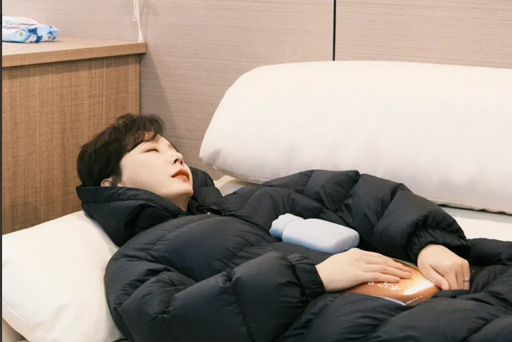 陈数|一直很低调的演员陈数十分罕见的，晒出了一张剧组拍戏照片：真不在乎形象了