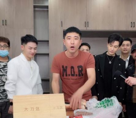 黄晓明|黄晓明与网红衣哥直播带货,被嘲自降身价,网友:这是没钱了吗