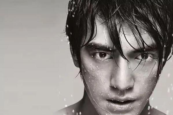 金城武|48岁金城武沉寂多年后再次走进大众视线，依旧帅气逼人