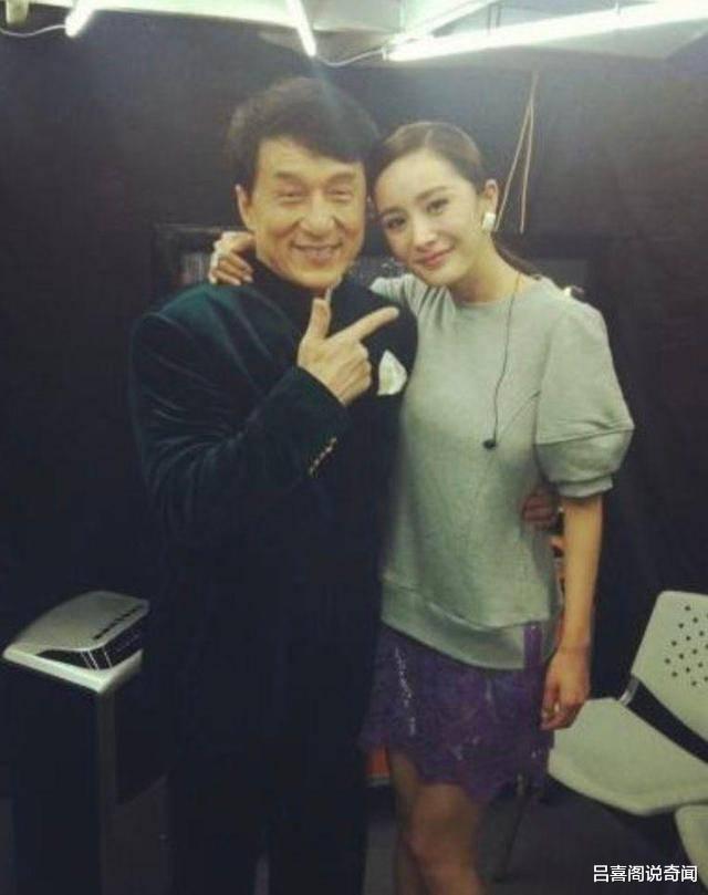 杨幂|17岁杨幂旧照曝光，与成龙合影上半身很正常，下半身却意味深长！