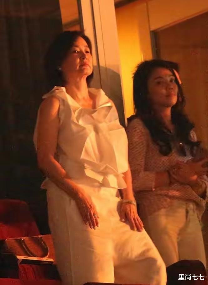 林青霞|林青霞罕见携丈夫亮相！拎贵妇包比老公高半头，丈夫颜值一言难尽