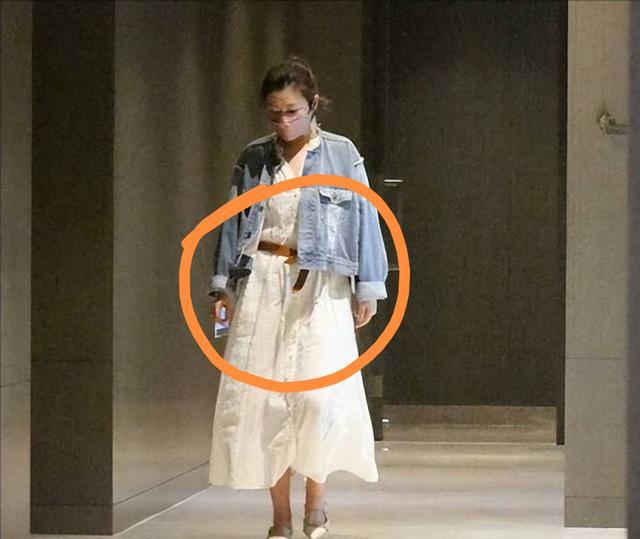 Selina|Selina男友正面脸曝光,帮女友背过万奢侈品,穿情侣装牵手甜蜜