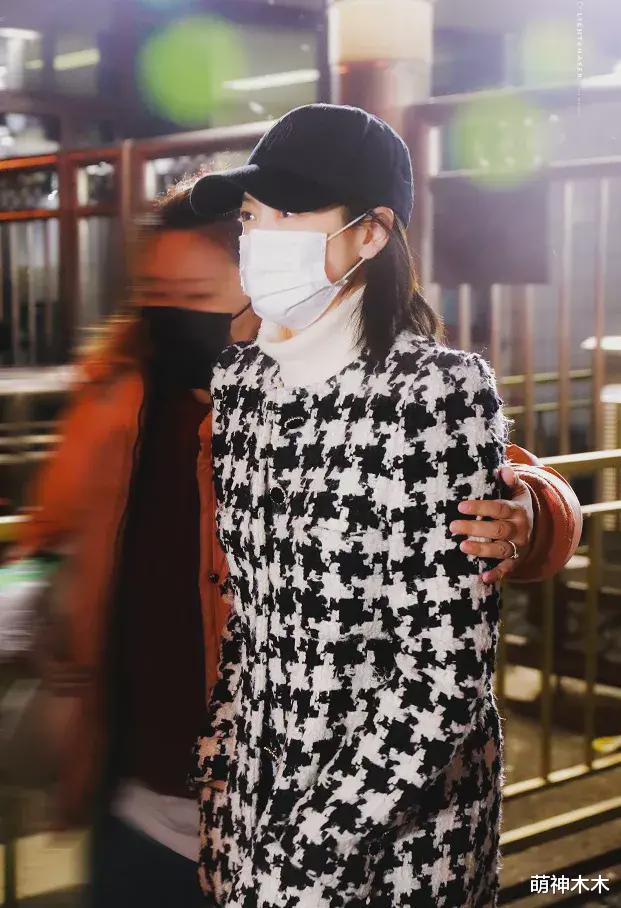 张小斐|春晚私服比拼:赵丽颖千元夹克可爱减龄,张小斐万元大衣输给宋茜