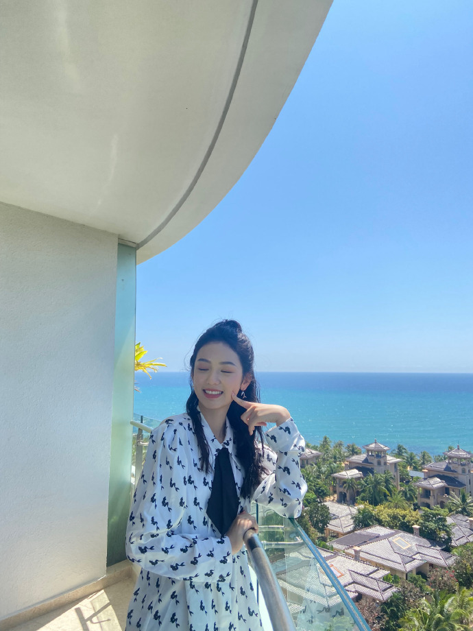 高马尾 周也穿黑白印花连衣裙 扎高马尾元气满满