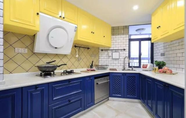 厨房油烟机装修到橱柜里面,清洁容易多了,关键还美观