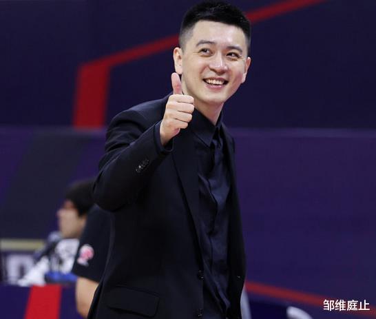 杨帅|夺冠后！杨鸣更衣室激情演讲，告诫莫兰德少改头像，被球员喷香槟