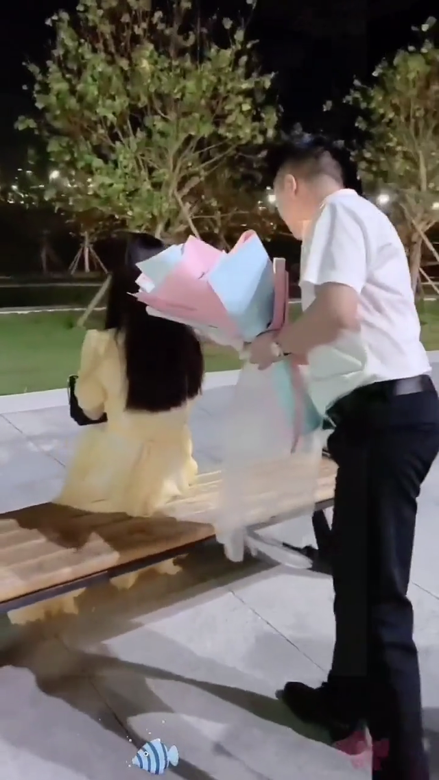 女子摘下口罩让男子看到真容,他便扔下手中的玫瑰花,离开现场