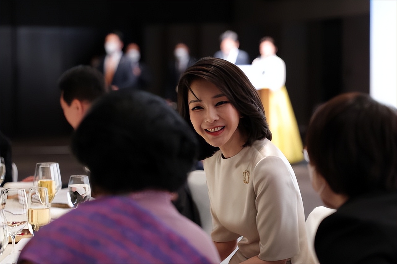 黑白配 韩国“天使脸”第一夫人亮相！穿黑白配更美了，不受造假风波影响