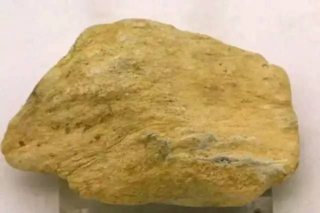 翡翠|翡翠原料有山料、半山半水料以及水石的区别