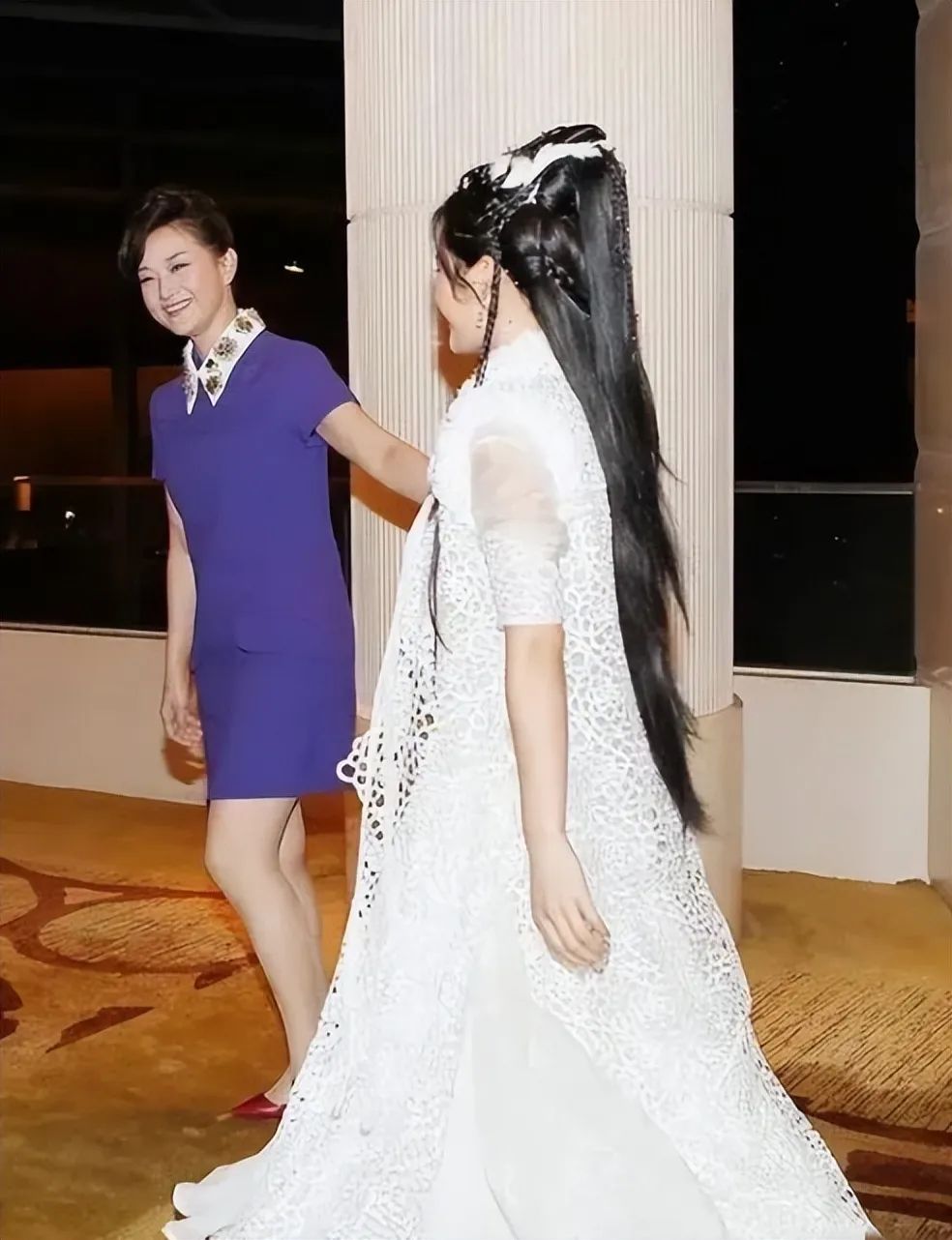 穿衣搭配 宋祖英和妹妹同框，她端庄大气很有气场，妹妹长相甜美却没辨识度