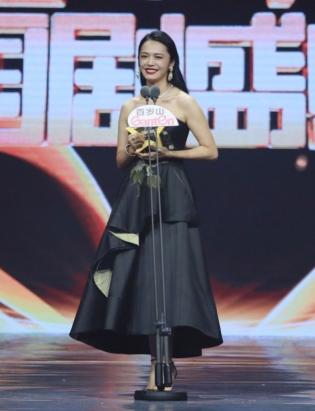 姚晨|姚晨不仅长得大气，衣品也是一等一的好，一袭抹胸长裙太高贵了